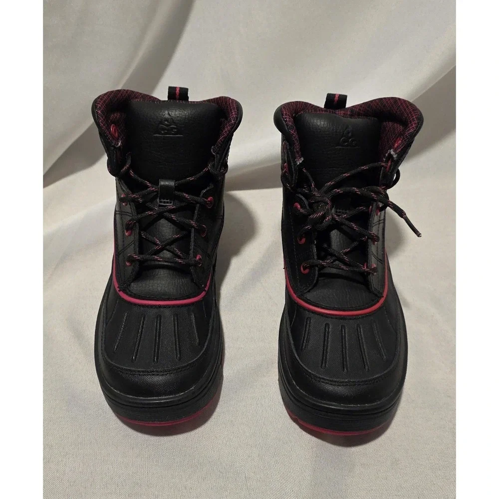 Nike 524877-001 Woodside 2 Black & Pink High Top Hiking Shoe. NWB. Youth Size 3